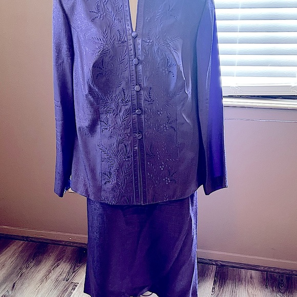 Adrianna Pappel Lavender suit. - Picture 3 of 4